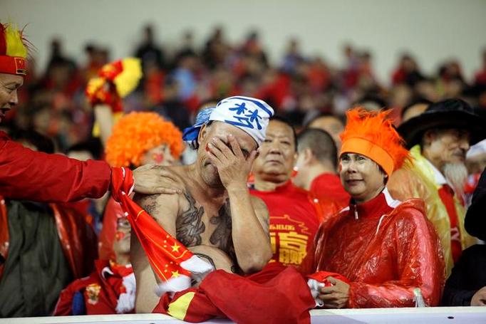 国足1:5泰国球迷赛后愤怒